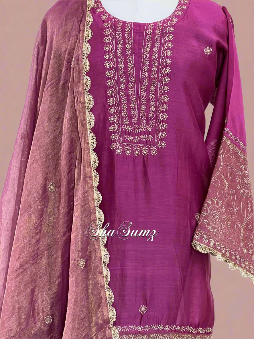 Amalgamation of Chanderi and Tissue with Chikankari using Zari thread.