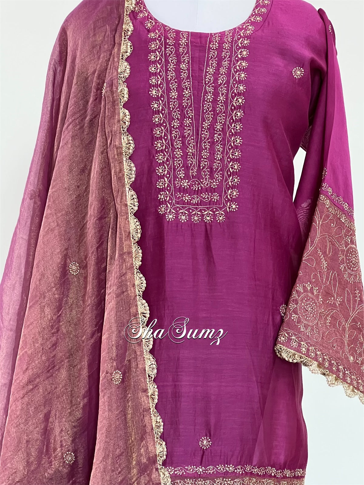 Amalgamation of Chanderi and Tissue with Chikankari using Zari thread.