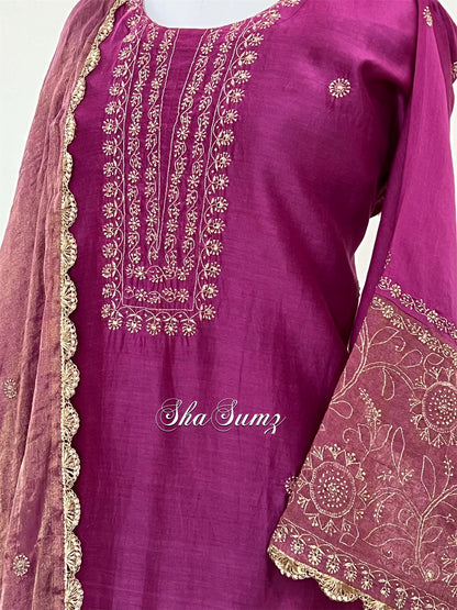 Amalgamation of Chanderi and Tissue with Chikankari using Zari thread.